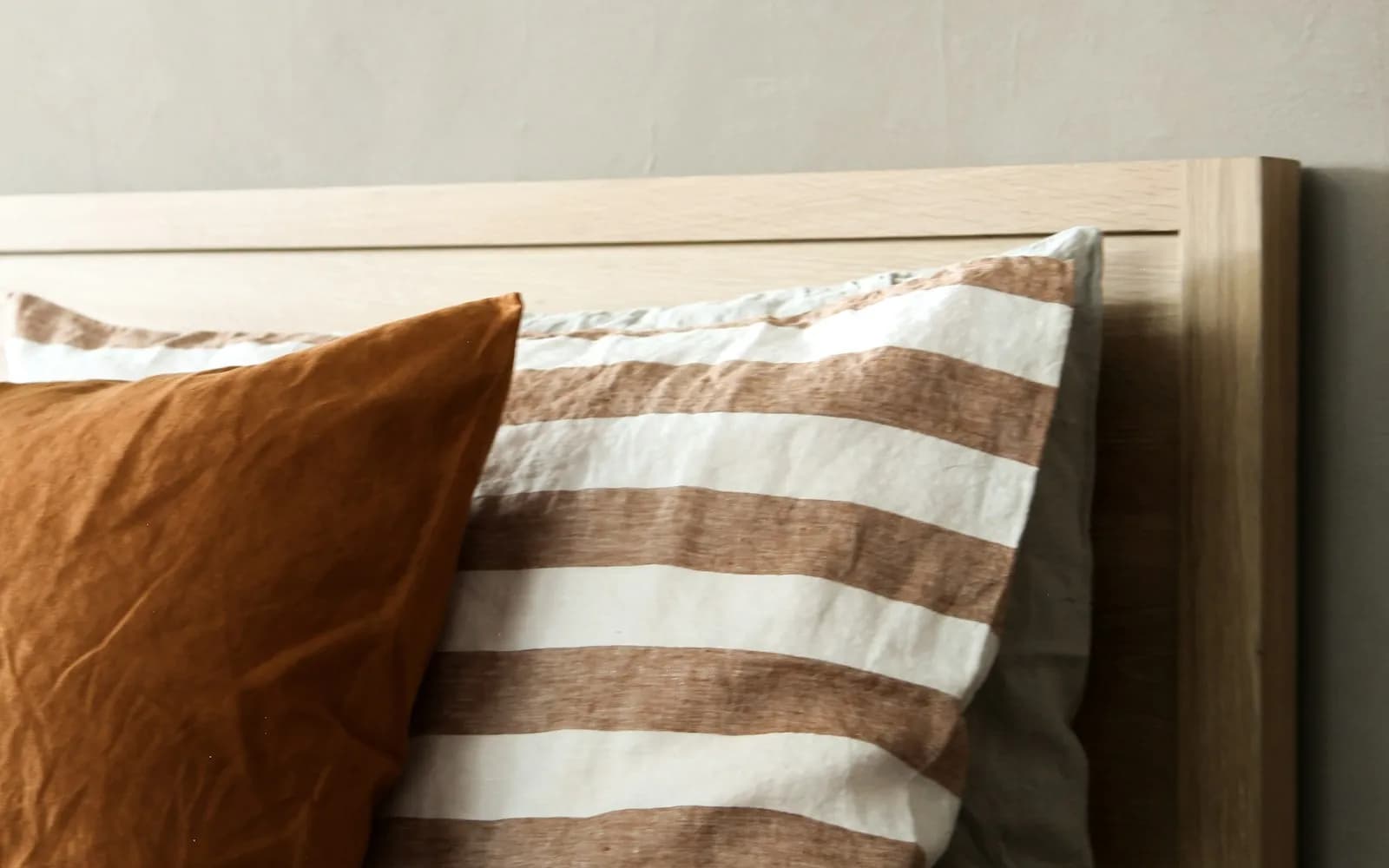 rental bed linen styled on a bed, representing linen rental in toronto - tablecloths, napkins & more service across the GTA