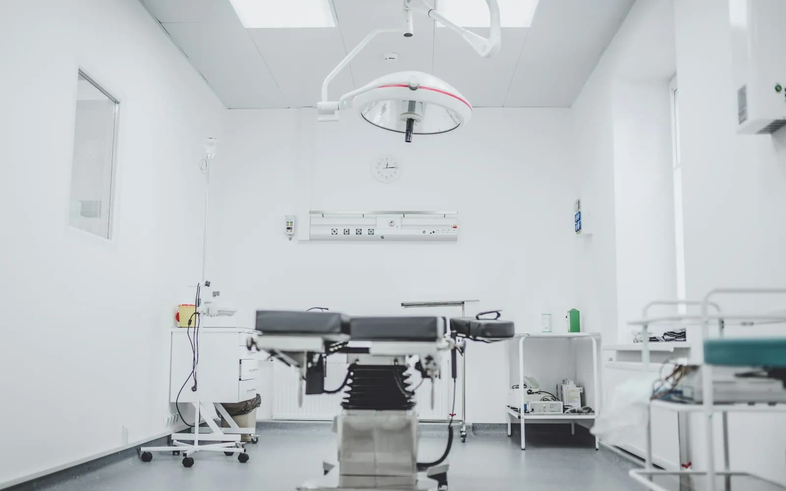 a clean clinical room supplied with medical linen, representing healthcare & medical linen service across the GTA
